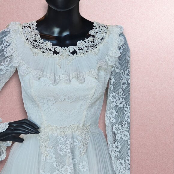 Vintage Floral Lace Long Sleeve Wedding Gown - Picture 5 of 16